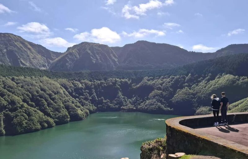 São Miguel: Sete Cidades Volcano & BlueGreen Lakes Tour - Visiting Vista do Rei for Unforgettable Lake Views