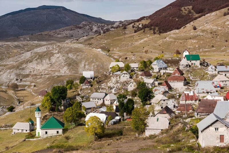 Sarajevo: Lukomir Nomad Village Hiking Tour + Lunch Included - Logistics and Group Experience