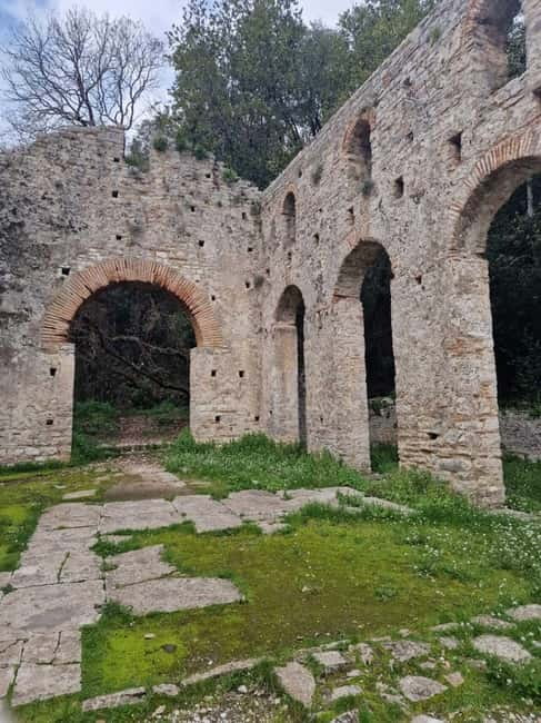 Saranda: Butrint and Gjirokastra Private Day Trip with Lunch - Final Scenic Stop at Lekuresi Castle
