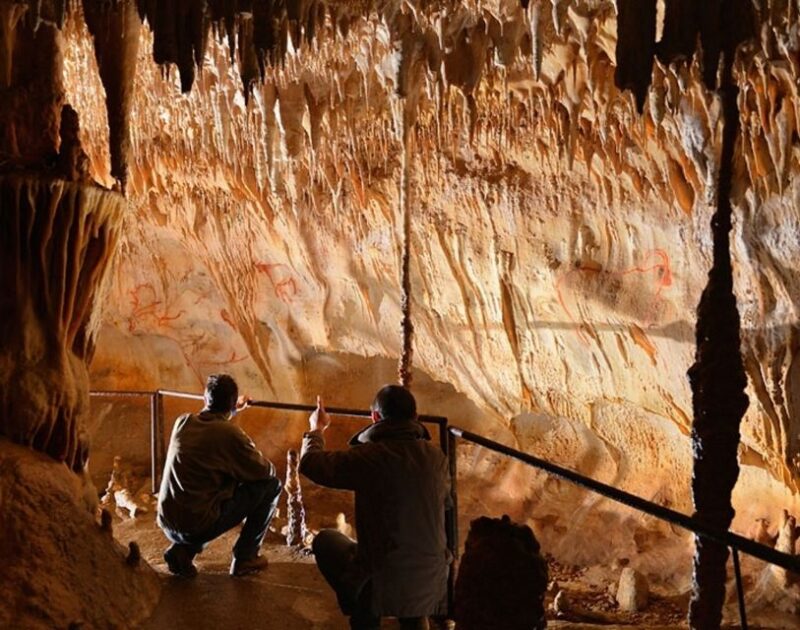 Sarlat : Private Tour to a Prehistoric Cave by Exploreo24 - Discover the Exclusive Private Cave Experience in Sarlat
