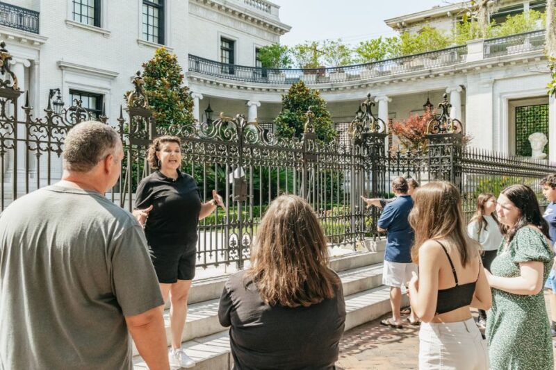 Savannah: Ghosts, Asylums, Voodoo, and Horror Walking Tour - The Guides’ Expertise and Personalities