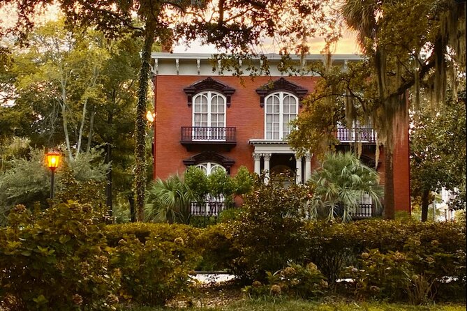 Savannah Historic District Tour by The Wandering Historians - Exploring Johnson Square and Its Landmark Stories