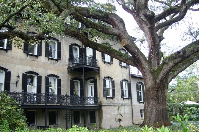 Savannah Historic District Walking Tour - Madison Square, Monuments, and Civil War Insights
