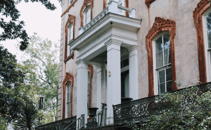 Savannah: History Walking Tour - Walking Along Jones Street and Monterey Square