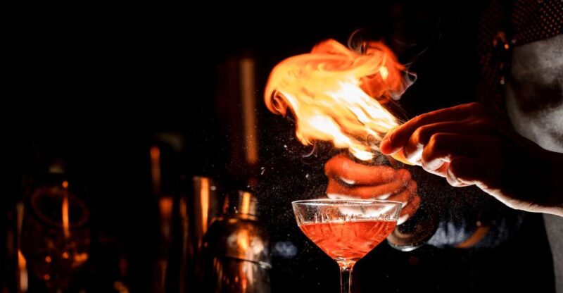 Savannah: Midnight in the Garden Walking Tour and Pub Crawl - Starting Point at Reynolds Square