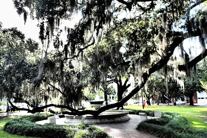 Savannah Scavenger Hunt Adventure - Highlights of Key Stops: Squares, Cemeteries, and Landmarks