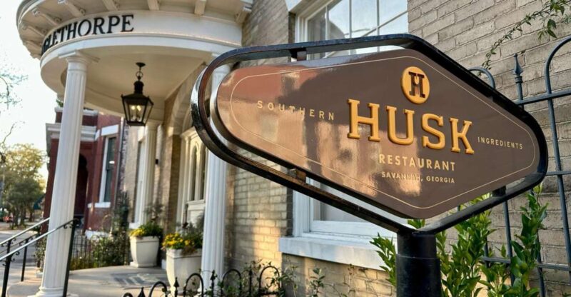 Savannah: Southern Traditions Dinner Tour - Savannah’s Historic District: Landmarks and Squares