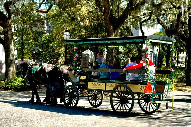 Savannah Walking Food Tour with 5 Locals Favorites Dishes - Strolling Beneath Moss-Draped Oaks and Celebrating Local Heroes