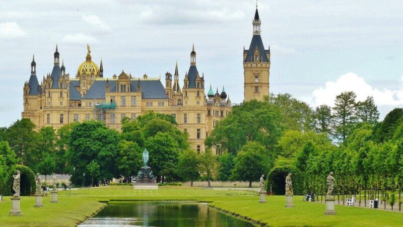 Schwerin: Private Guided Walking Tour - Practicalities: Group Size, Languages, and Cancellation Policy
