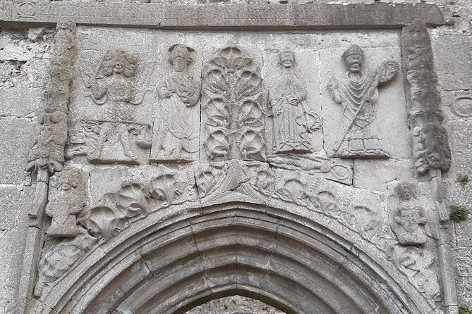 Sean's Bar, Athlone Castle and Clonmacnoise Monastery - Discover Ireland’s Historic Landmarks in Comfort and Style