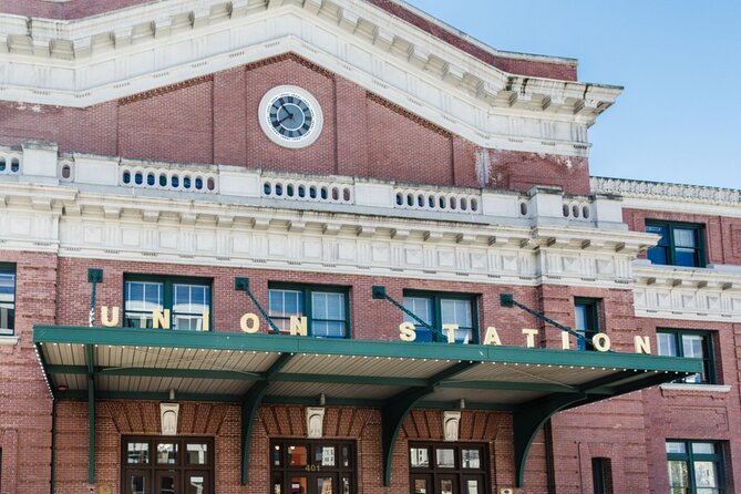 Seattle Downtown Quest: Self-Guided History Adventure - Exploring Pike Place Market’s Vibrant Atmosphere