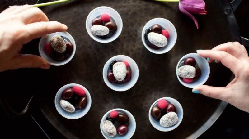 Seattle: Pike Place Market Guided Foodie Tour - Navigating the Market’s Bustling Atmosphere