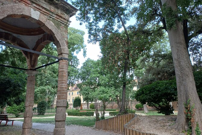 Secret Venice Guided Walking Tour - Notable Stops Featuring Unusual House Numbering and Narrow Streets