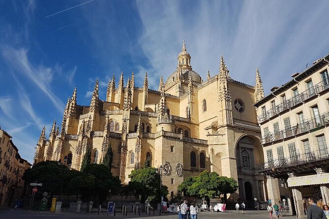 Segovia from the Aqueduct to the Alcazar: A Self-Guided Audio Tour - Visiting the Magnificent Catedral de Segovia