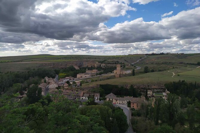 Segovia from the Aqueduct to the Alcazar: A Self-Guided Audio Tour - Passing El Arco de La Claustra Gate and Its Defensive Past