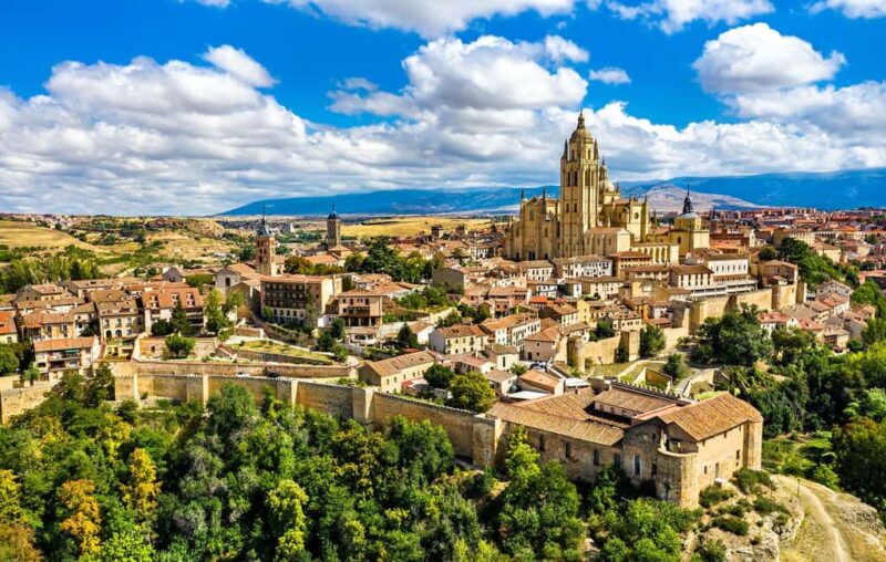 Segovia: Kid-Friendly Private Guided Tour for Families - Inside the Alcázar: Tales of Kings, Queens, and Knights