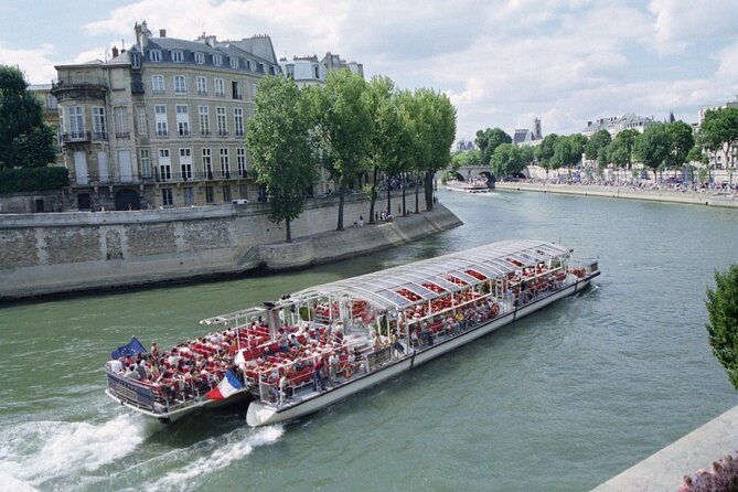 Seine River Cruise with Commentary 1 Hour - Key Points