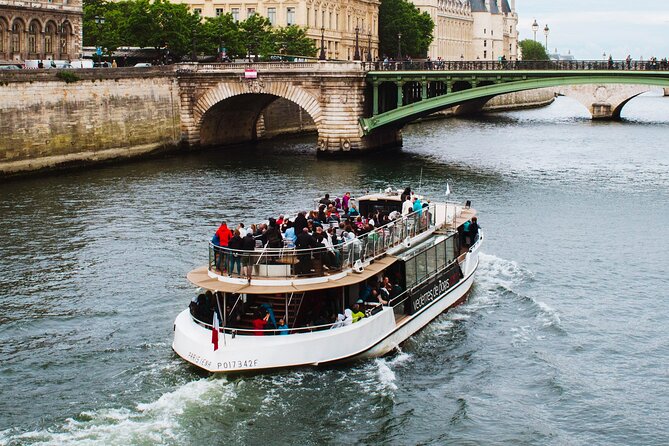 Seine River Cruise with Commentary 1 Hour - Commentary Quality and Information Delivery