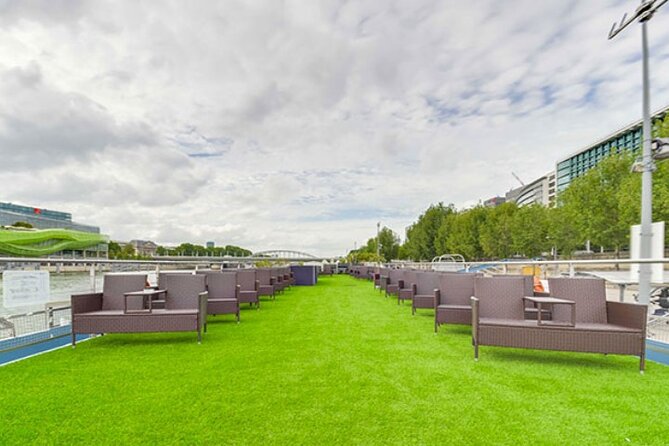 Seine River Dinner Cruise with Live Singer by VIP Yacht de Paris - Exciting Night Out on the Seine with Dinner and Live Music in Paris