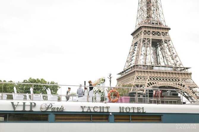 Seine River Dinner Cruise with Live Singer by VIP Yacht de Paris - Dining Options and Menu Highlights
