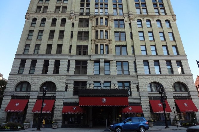 Self-Guided Scavenger Hunt: Milwaukee A Splash of Color - Highlights of Milwaukee Landmarks on the Hunt