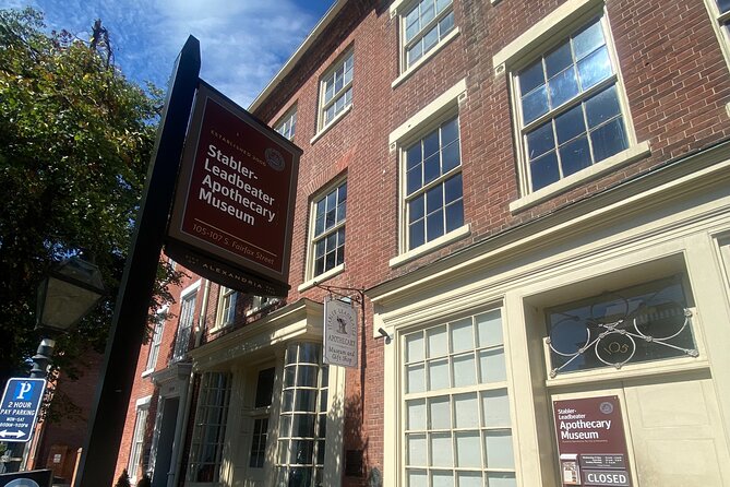 Self Guided Walking Tour in Old Town Historic Alexandria - Discovering Alexandria City Hall & Market Square