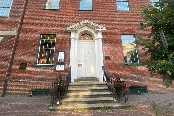 Self Guided Walking Tour in Old Town Historic Alexandria - Exploring Wales Alley and Captains Row