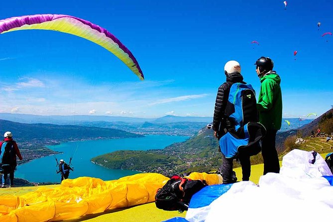Sensation paragliding flight over the magnificent Lake Annecy - Discover the Ultimate Paragliding Adventure Over Lake Annecy
