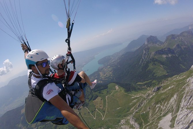 Sensation paragliding flight over the magnificent Lake Annecy - Key Points