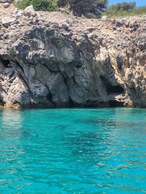 Sesimbra: 3 Bays Tour - Discovering the 3 Bays of Sesimbra with 100Salpicos Boat Tours