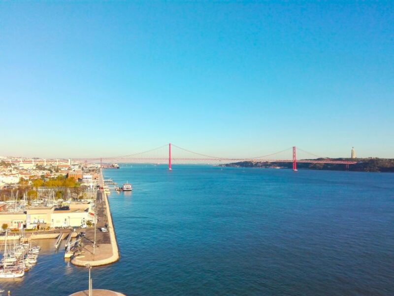 Sesimbra e Arrábida Natural Park: 1 Day Tour & Wine Tasting - Visiting the Cristo Rei Monument and Sunset Views
