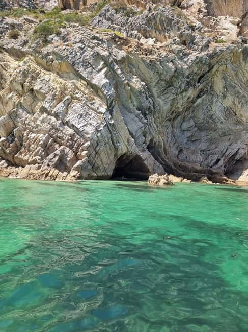 Sesimbra: Private Boat - Beach and Caves - Sesimbra’s Coast: Starting Point at Cais do Espadarte