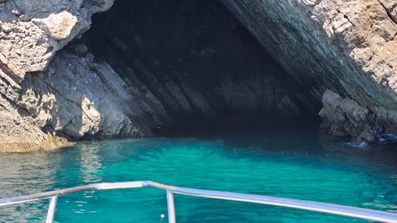 Sesimbra: Rote of Wonders/ Private Boat Tour along the cost - Included Regional Cheeses and Wines for a Tasty Touch