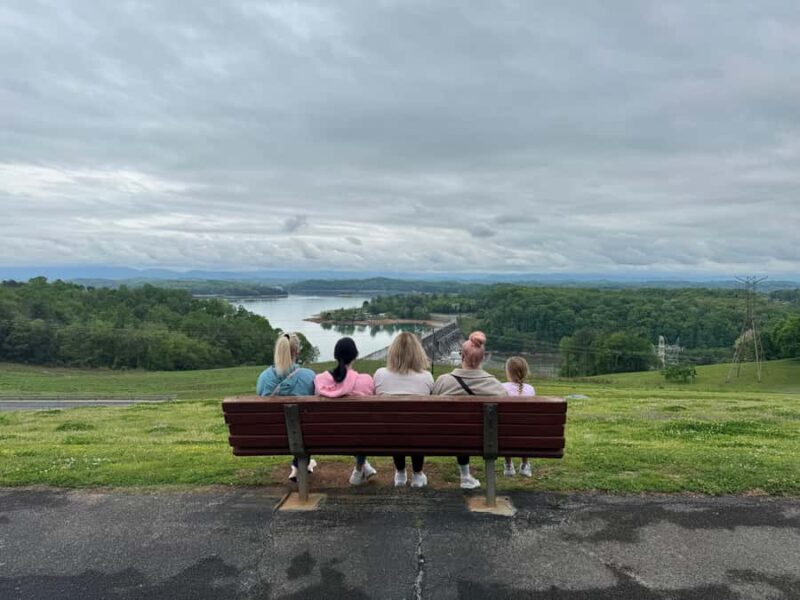 Sevierville: Highlights of Sevierville w/ stop at Buc-ee's - Explore Sevierville with a 3-Hour Highlights Tour Including Key Landmarks and Scenic Views