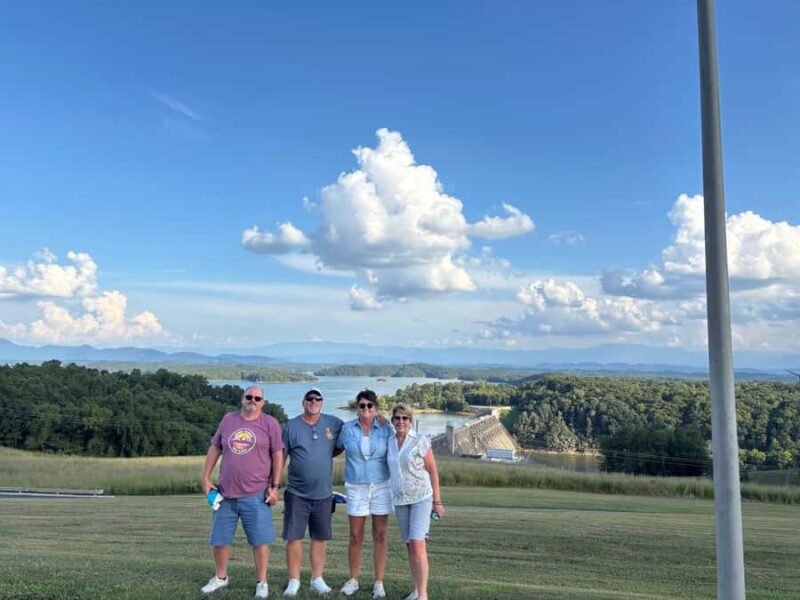 Sevierville: Highlights of Sevierville w/ stop at Buc-ee's - Exploring Downtown Sevierville and the Dolly Parton Photo Stop