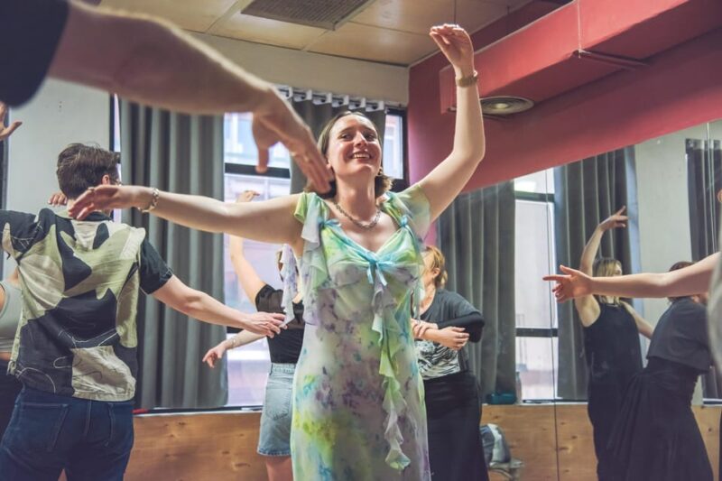 Sevilla: Flamenco Class Experience - Flamenco Master Class at Plaza Virgen de los Reyes