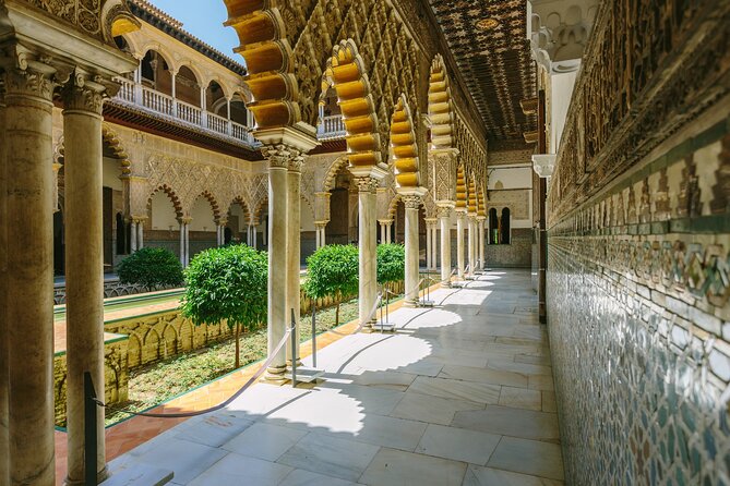 Sevilla: Guided tour to the Alcazar + Cathedral and Giralda - The Guide: Knowledge, Stories, and Communication