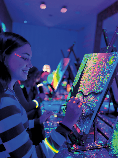 Sevilla: Wine Gogh Glow Academy Paint and Sip Classes - Key Points