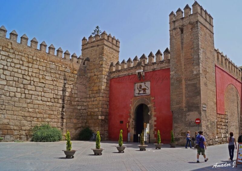 Seville: Alcazar, Cathedral, and Giralda Skip-the-Line Tour - The Alcazar of Seville’s Treasure Trove of History and Film