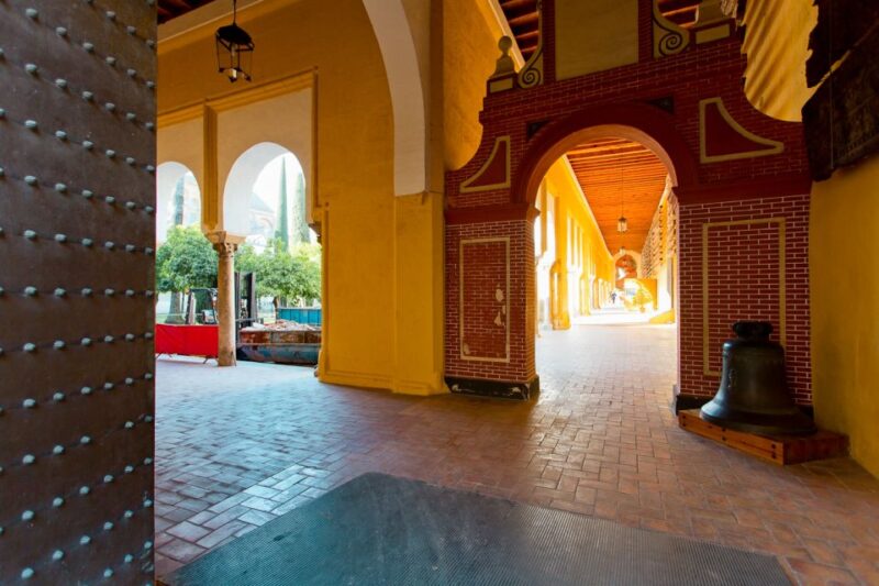 Seville Alcázar, Cathedral and Giralda Tour with Tickets - Strolling Through the Santa Cruz Neighborhood