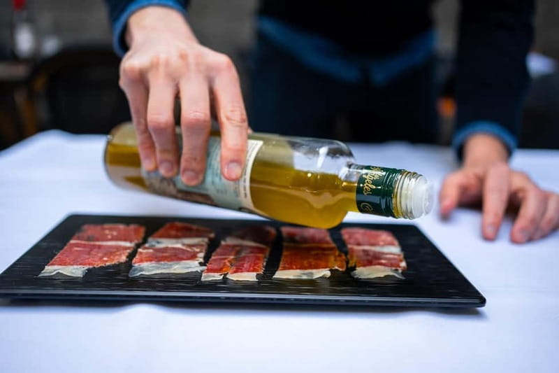 Seville: Cathedral and Giralda Guided Tour with Tapas - Climbing La Giralda for Stunning Overlooks