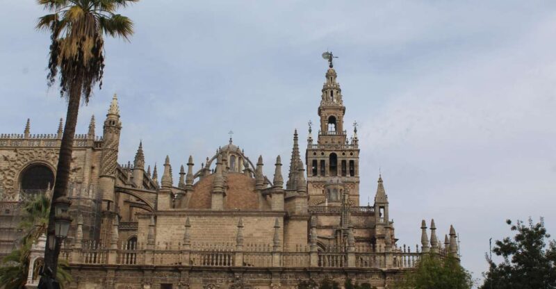 Seville: Cathedral and Giralda Skip-the-line Guided Tour - Discovering the Patio de los Naranjos and Christopher Columbus’s Tomb