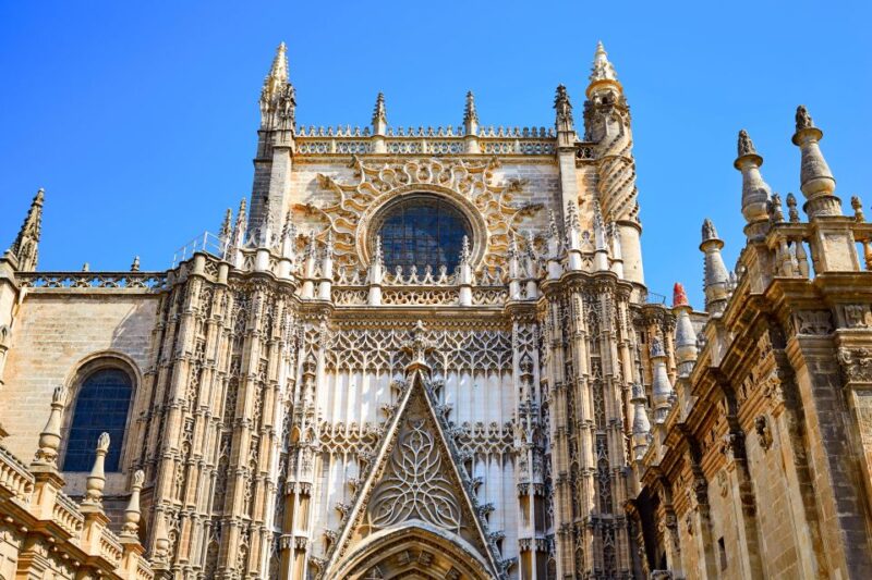 Seville: Cathedral, Giralda and Alcázar Guided Tour - From the Old Town to the Castle District