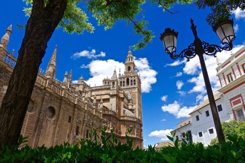 Seville: Cathedral & Giralda Fast-Track Guided Tour - Climbing La Giralda: The Tower of a Former Minaret