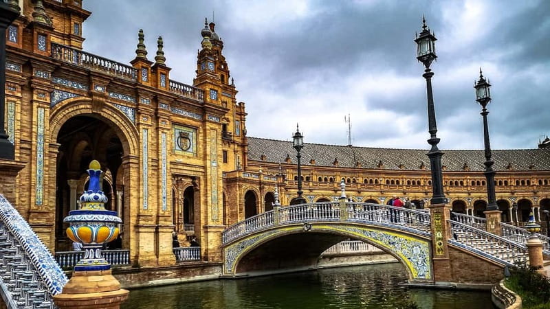 Seville: Exclusive City Highlights Tour with Guide - Key Points