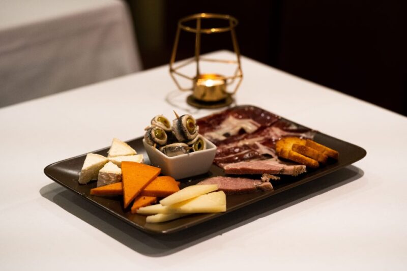 Seville: Flamenco Show with Andalusian Dinner at La Cantaora - Key Points