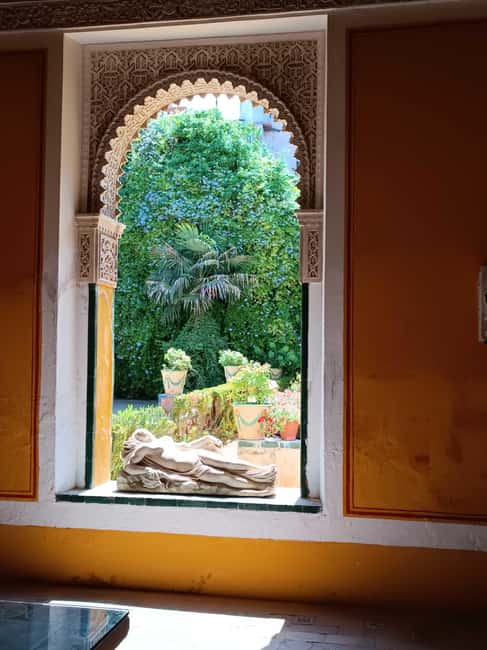 Seville: Guided visit to the Casa de Pilatos with tickets - The Highlights: Sculptures, Portraits, and Tile Work
