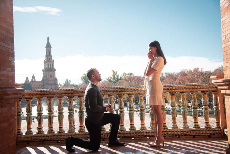 Seville: Photo session for a special moment. - Key Points