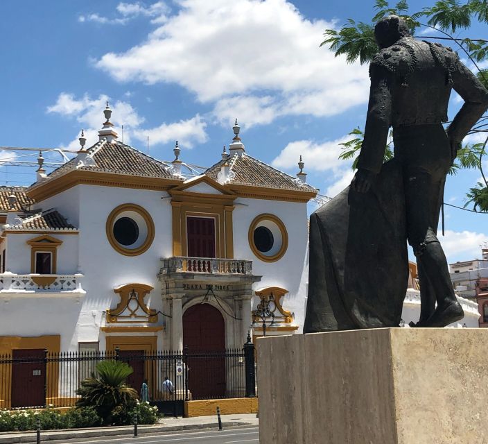 Seville: Plaza de Toros and Museum Guided Tour in Spanish - Visiting the Patio de Caballos