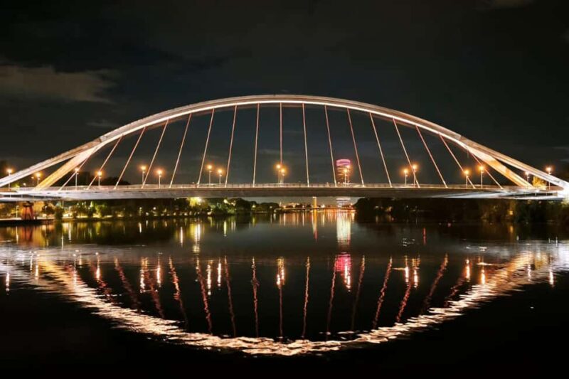 Seville: Restaurant Boat Ride on the Guadalquivir with Lunch/Dinner - Suitable for Food Lovers and Those Seeking Calm